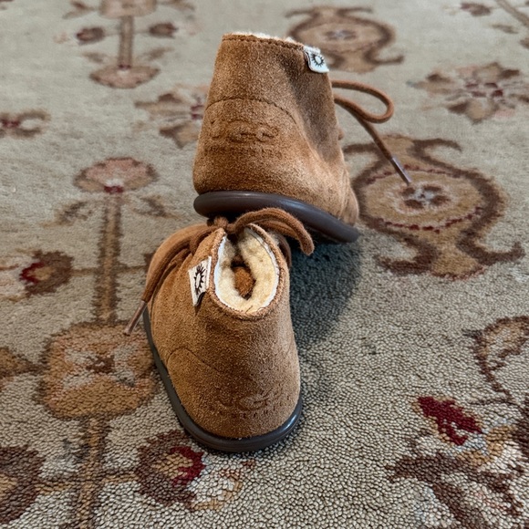 UGG Tan leather Kids Boots with Sheepskin Lining - Picture 2 of 7